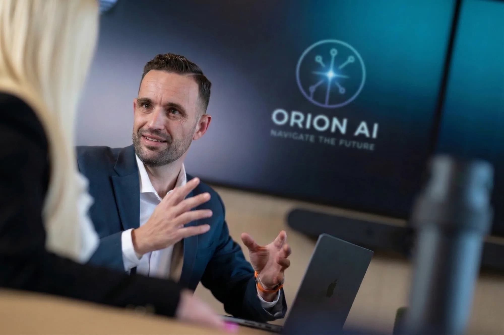 Torsten Schiefen im Beratungsgespräch vor einem ORION-AI-Bildschirm