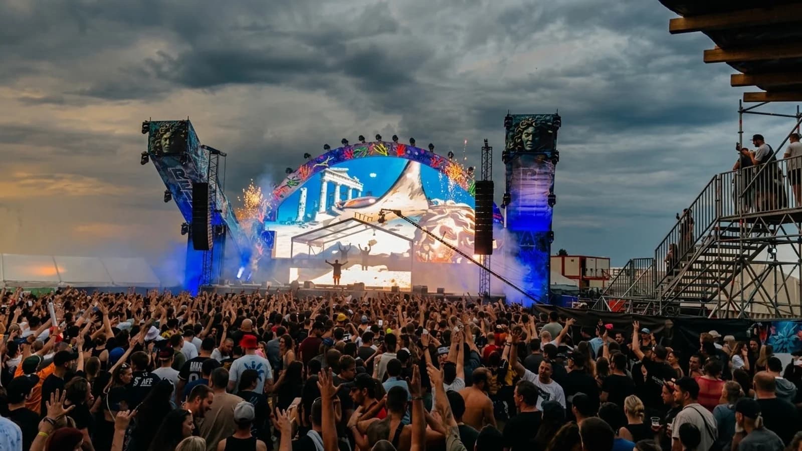 Volle Menge vor der Relevatez-Mainstage 2026 mit KI-generierten Atlantis-Visuals